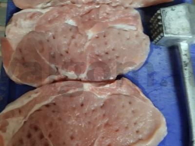 Kiaulienos šnicelis su ananasu Žingsnis 1