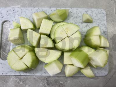 Salotas su traškiais cukinijomis ir saldžiomis pomidorais Žingsnis 1