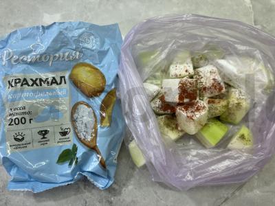 Salotas su traškiais cukinijomis ir saldžiomis pomidorais Žingsnis 2