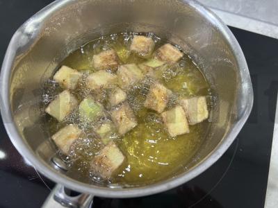 Salotas su traškiais cukinijomis ir saldžiomis pomidorais Žingsnis 3