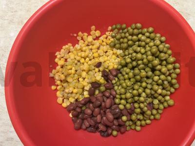 Salotas „Stiklainiai“ su majonezo ir svogūnų padažu Žingsnis 4