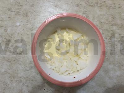 Salotas „Stiklainiai“ su majonezo ir svogūnų padažu Žingsnis 8