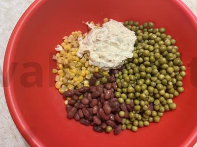 Salotas „Stiklainiai“ su majonezo ir svogūnų padažu Žingsnis 11