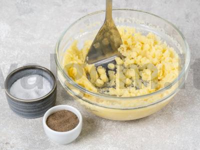 Paprastas pyragas su žuvimi ir bulvėmis Žingsnis 1