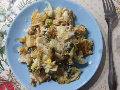 Daržovių omletas su kietuoju sūriu pagrindine nuotrauka