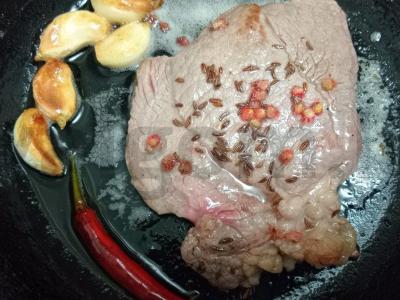 Jautienos steikas su kmynais ir sumaku, kepamas kokosų aliejuje Žingsnis 4