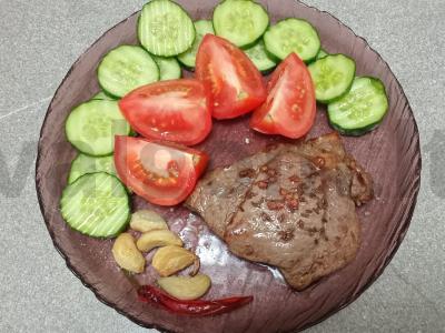 Jautienos steikas su kmynais ir sumaku, kepamas kokosų aliejuje pagrindine nuotrauka