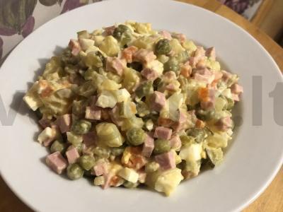 Olivjė su alyvuogėmis ir dešra pagrindine nuotrauka