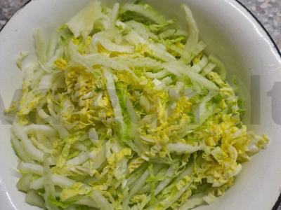 Vasaros salotos su Pekino kopūstu ir marinuotomis agurkais Žingsnis 1