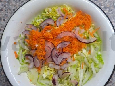 Vasaros salotos su Pekino kopūstu ir marinuotomis agurkais Žingsnis 2