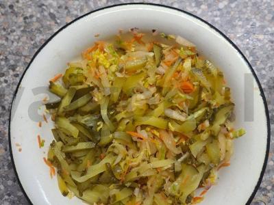 Vasaros salotos su Pekino kopūstu ir marinuotomis agurkais Žingsnis 4