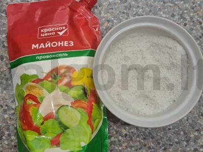 Vasaros salotos su Pekino kopūstu ir marinuotomis agurkais Žingsnis 5