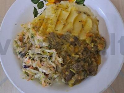 Vasaros salotos su Pekino kopūstu ir marinuotomis agurkais pagrindine nuotrauka