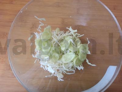 Dietinis salotas su kopūstais, svogūnais ir sėlenomis Žingsnis 1