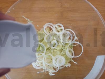 Dietinis salotas su kopūstais, svogūnais ir sėlenomis Žingsnis 2