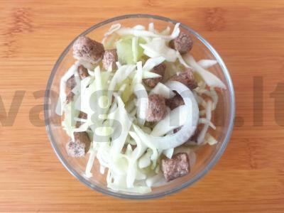 Dietinis salotas su kopūstais, svogūnais ir sėlenomis pagrindine nuotrauka