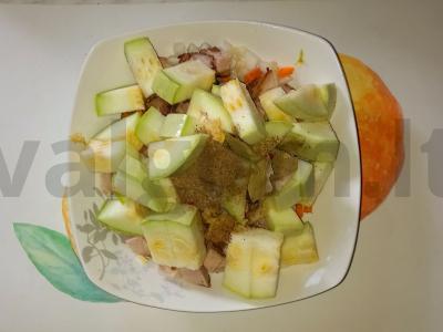 Kabakų troškinys su rūkytomis kiaulienos mėsos gabalėliais Žingsnis 6