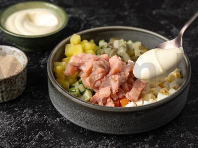 Olivje salotos su lašiša Žingsnis 4