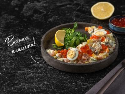 Olivje salotos su lašiša pagrindine nuotrauka