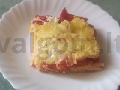 Namų pica su pomidorais ir dešrelėmis pagrindine nuotrauka