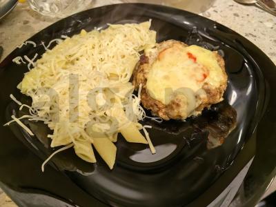 Kotletai po šubėmis su makaronais pagrindine nuotrauka