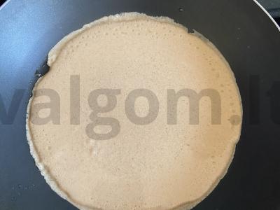 Šokoladinis blynų ritinys be cukraus ir glitimo su varškės-bananų įdaru Žingsnis 4