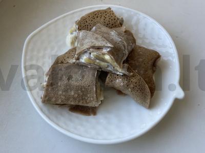 Šokoladinis blynų ritinys be cukraus ir glitimo su varškės-bananų įdaru pagrindine nuotrauka