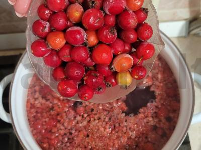 Naudingas kompotas su šermukšniu, obuoliu ir avietėmis Žingsnis 1