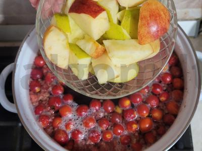 Naudingas kompotas su šermukšniu, obuoliu ir avietėmis Žingsnis 2