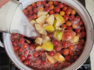 Naudingas kompotas su šermukšniu, obuoliu ir avietėmis Žingsnis 3