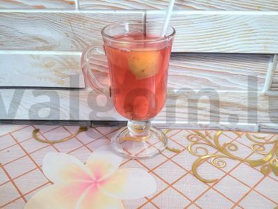 Naudingas kompotas su šermukšniu, obuoliu ir avietėmis pagrindine nuotrauka