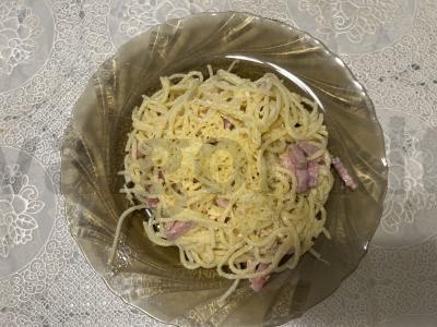 Spagettini makaronai su kalakutienos kumpiu pagrindine nuotrauka