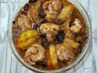 Nuostabi vištiena su daržovėmis ir grybais pagrindine nuotrauka