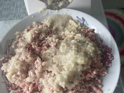 Koldūnai su kiaulienos faršu ant naminio tešlos Žingsnis 1