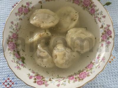 Koldūnai su kiaulienos faršu ant naminio tešlos pagrindine nuotrauka