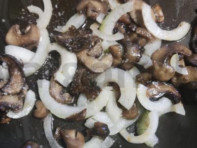 Blynai su grybais, svogūnais ir grietine Žingsnis 1