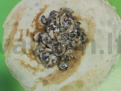 Blynai su grybais, svogūnais ir grietine Žingsnis 3