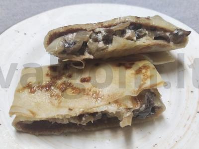 Blynai su grybais, svogūnais ir grietine pagrindine nuotrauka