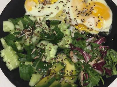 Keto vakarienė su avokadu ir kiaušiniu pagrindine nuotrauka