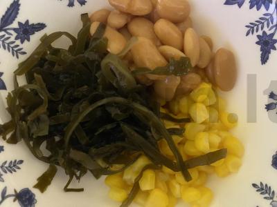 Geltonai žalias salotas su obuoliu Žingsnis 1