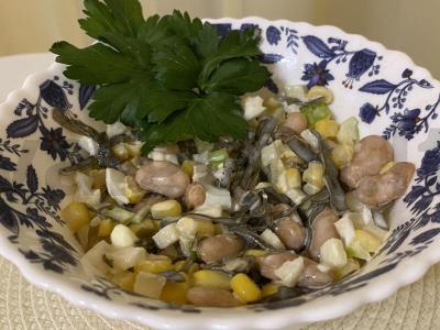 Geltonai žalias salotas su obuoliu pagrindine nuotrauka