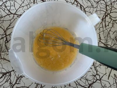 Lengvi ir oro pripildyti blynai su pienu Žingsnis 1