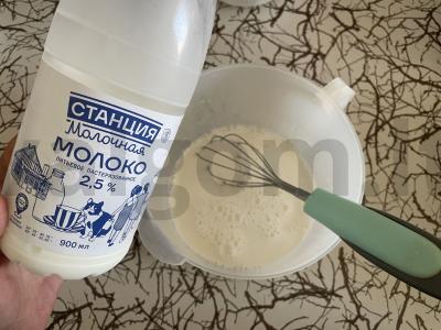 Lengvi ir oro pripildyti blynai su pienu Žingsnis 2