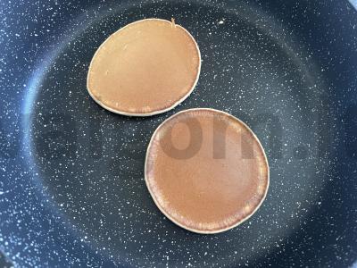 Lengvi ir oro pripildyti blynai su pienu Žingsnis 5