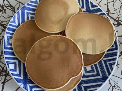 Lengvi ir oro pripildyti blynai su pienu pagrindine nuotrauka