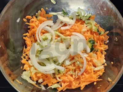 Vitaminų salotas su daržovėmis, žolelėmis ir acto padažu Žingsnis 3