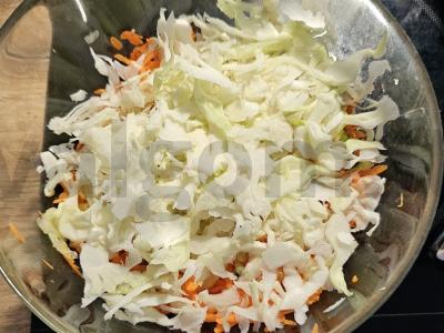 Vitaminų salotas su daržovėmis, žolelėmis ir acto padažu Žingsnis 4