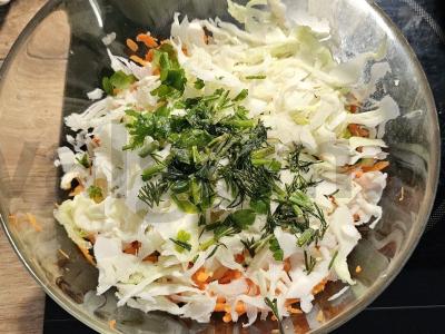 Vitaminų salotas su daržovėmis, žolelėmis ir acto padažu Žingsnis 5