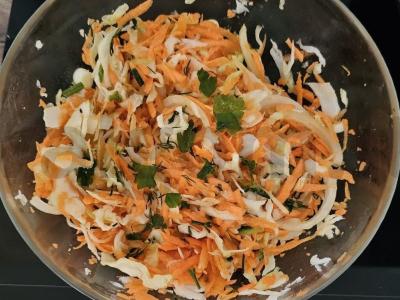 Vitaminų salotas su daržovėmis, žolelėmis ir acto padažu Žingsnis 7