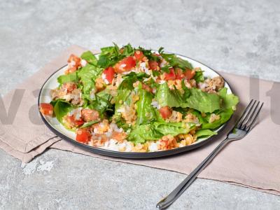 Salotos su tunu ir ryžiais pagrindine nuotrauka